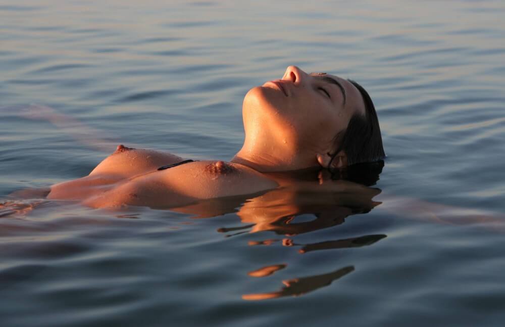 Sunlight Water to the Night pics - Most nudists are motivated solely by a sense of comfort