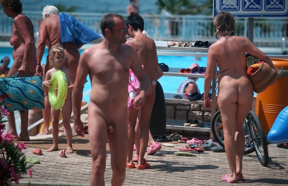 Daytime Nudists Chill Out photos - Poor naked people and rich naked people in one place