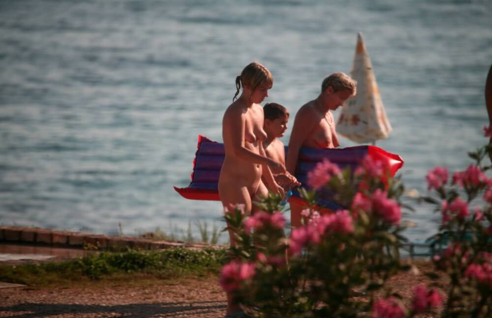 Dusk Til Dawn Showering phoros - Living freely and naturally is the dream of naturism and nudism advocates