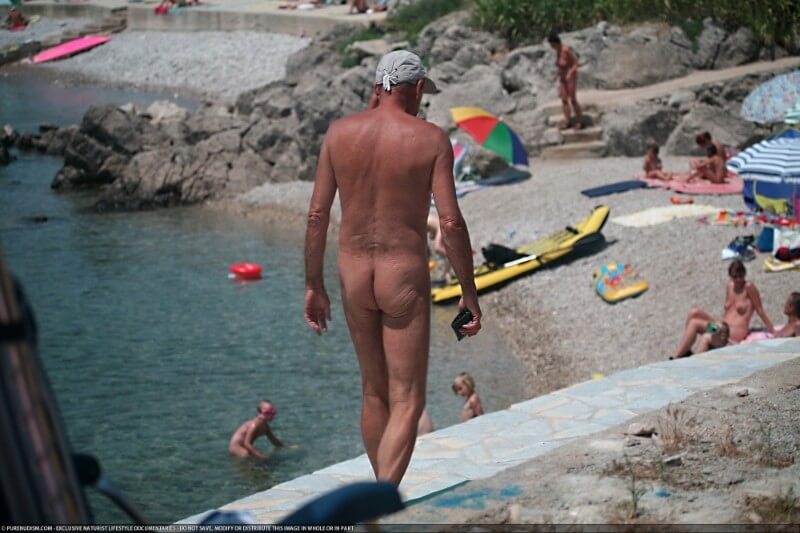 Nudist Shore Walking pics - A spontaneous movement toward nudity
