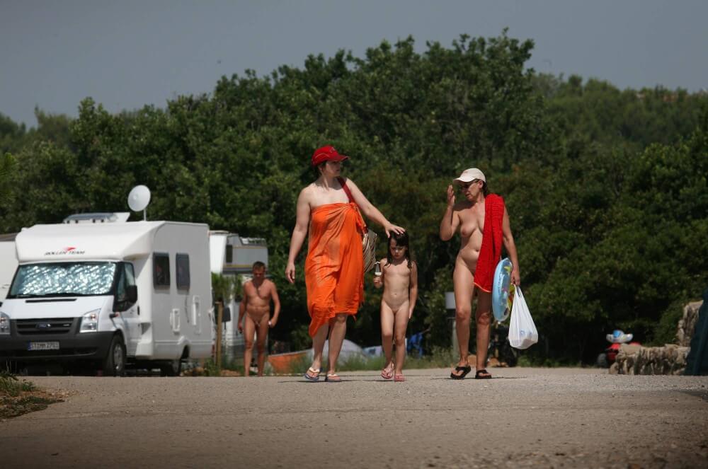 Bondi Beach Path Outskirt pics - Ordinary people as naturists