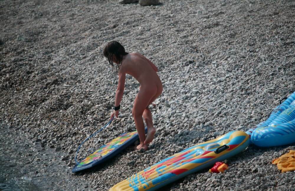 Naturist Surf Board Glides pics - Nudism reduces self-consciousness