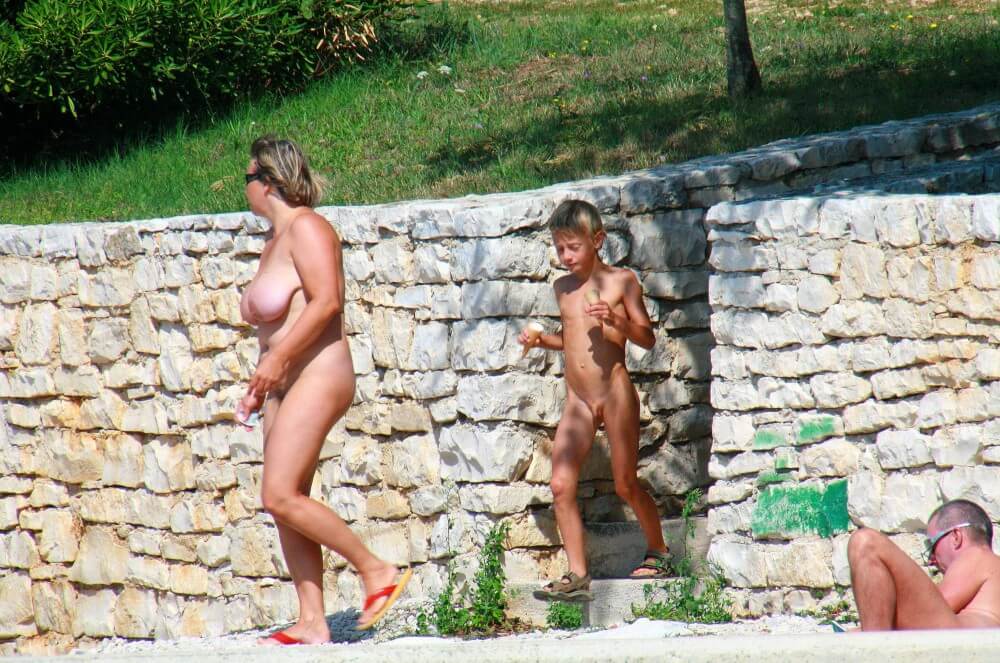 Ula FKK Wall-Side Families pics - In naturism, sincerity and honesty are valued