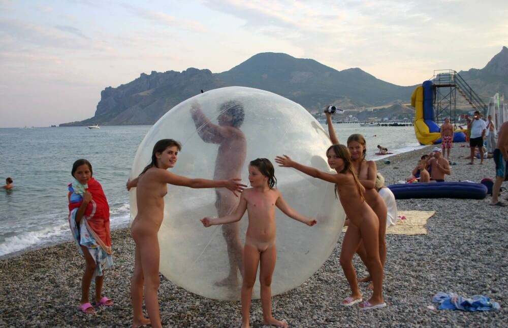 Pics Walk on the Beach Balloon - Nudists only allowed