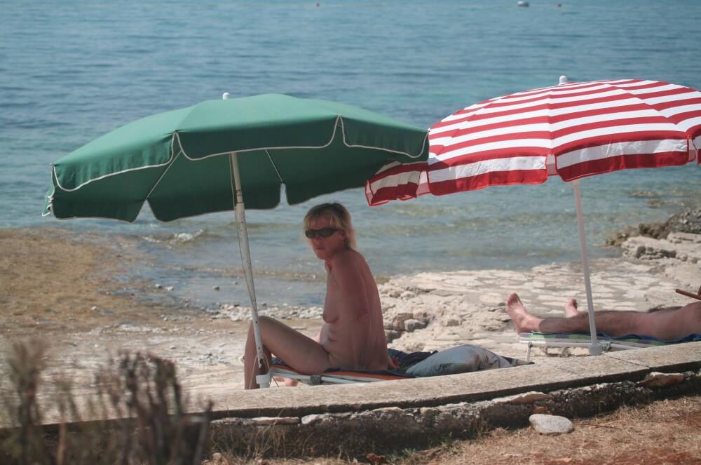FKK Beachline Front pics - Blending in with the crowd of nudists