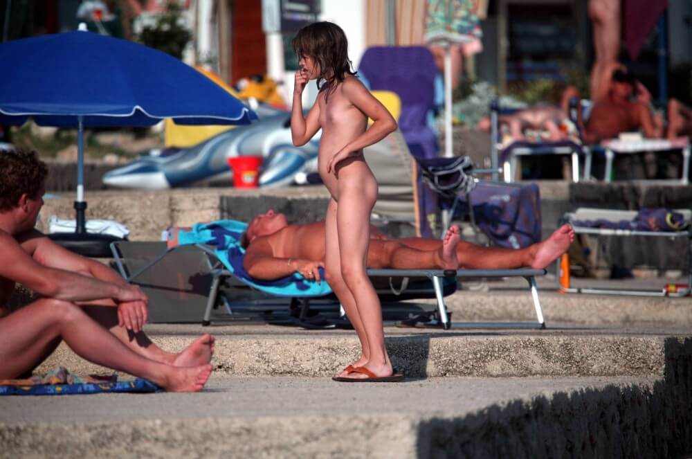 Girl Walk to Nudist Shower pics - In nudist culture, sincerity, honesty, and respect for oneself and others are valued
