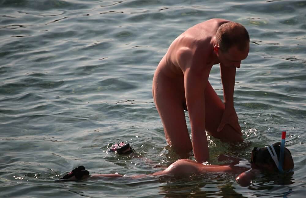 Father Floats His Daughter pics - Getting rid of clothes