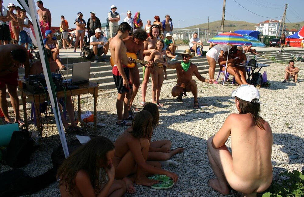 Nude Party By The Steps pics - Nudism is based on sincerity