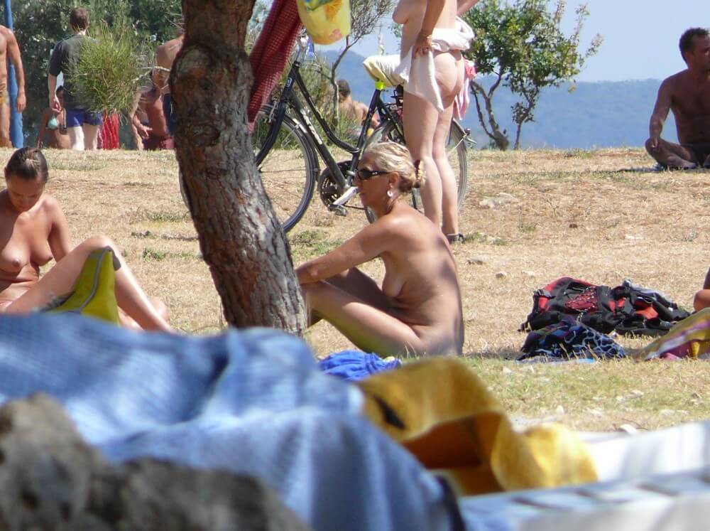 Ula FKK Shore Perspective pics - Down with Shame—Become a Nudist