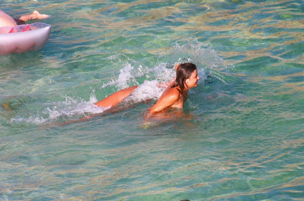Ula FKK Teen Shore Run pics - Living freely and naturally is the dream of naturists