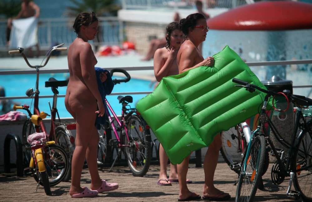 Outdoor Pool Sideliners pics - Nudity helps one feel a sense of freedom and liberation