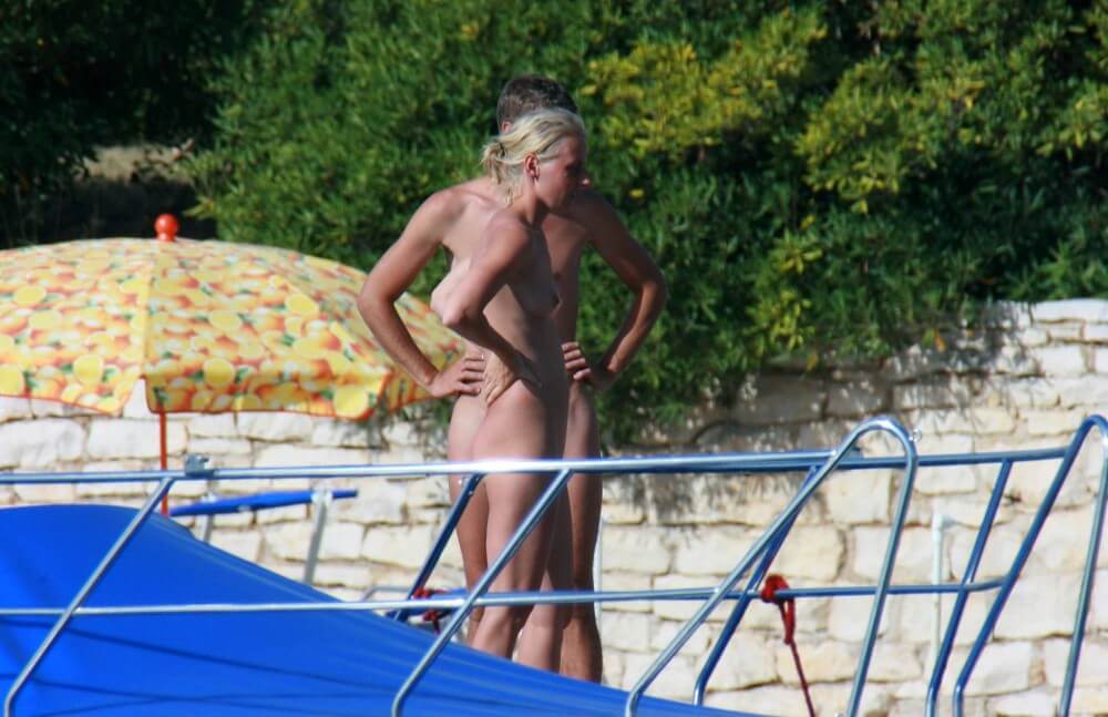 Casual Beachside Strolling pics - Naturism and society
